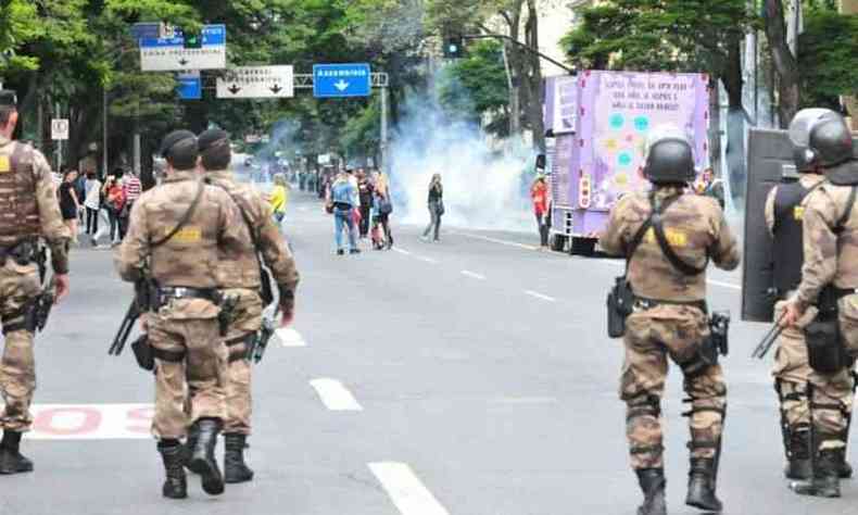 Tropa de Choque usou bombas de efeito moral, granadas de fumaa e jato d'gua para dispersar manifestantes(foto: Gladyston Rodrigues/EM/D.A.Press)