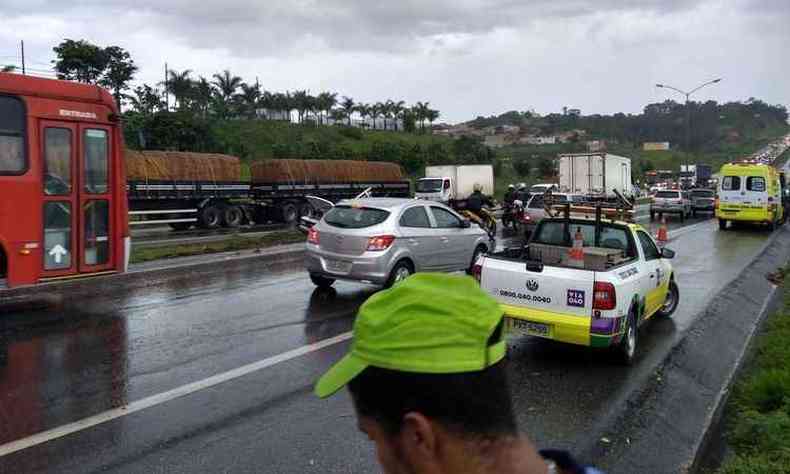 Apesar de no interditar o trnsito, acidente provoca lentido no trfego na rodovia (foto: Internet/ Whatsapp/ Reproduo)