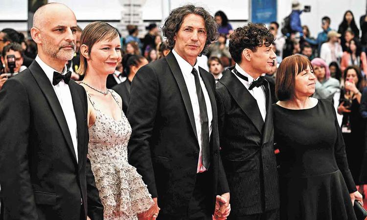 O diretor Jonathan Glazer (ao centro) e sua equipe no tapete vermelho do Festival de Cannes 