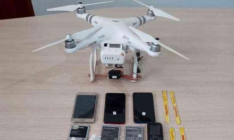 Drone, celulares e at serras seriam jogados na penitenciria(foto: Divulgao/Sejusp-MG)