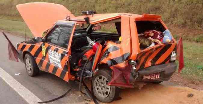 Veculo que escoltava carreta ficou destrudo com a batida(foto: Polcia Rodoviria Federal (PRF) / Divulgao)