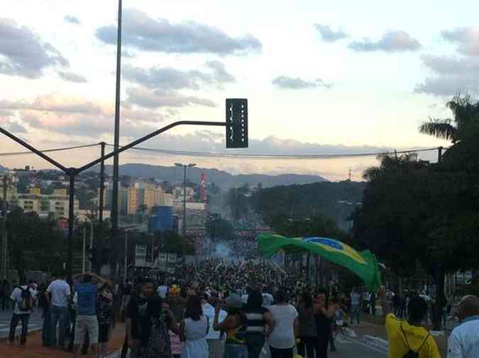 Protesto na Antnio Carlos, ao fundo a ponte Jos Alencar, onde h conflito entre manifestantes e PMDaniel Silveira/EM/D.A Press