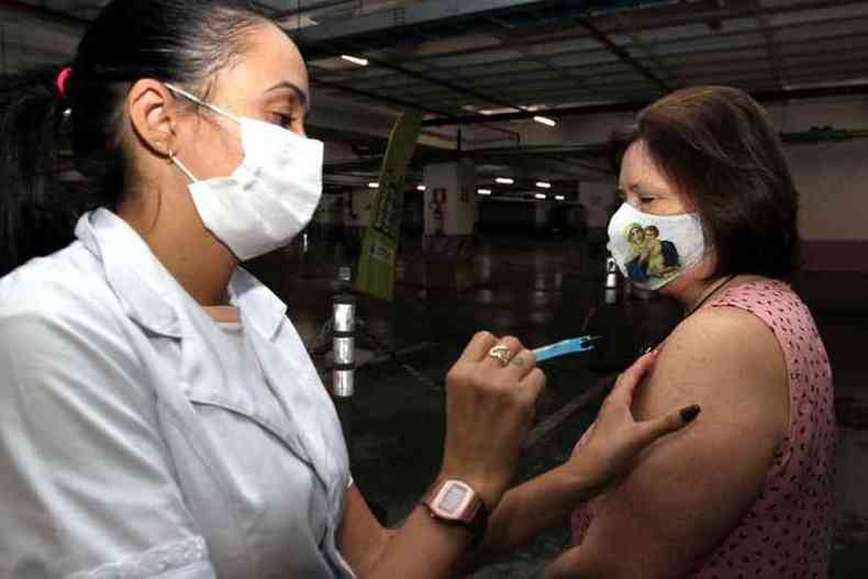 Vacina contra a gripe, neste primeiro momento, est sendo aplicada apenas em grupos prioritrios(foto: Jair Amaral/EM/D.A Press)
