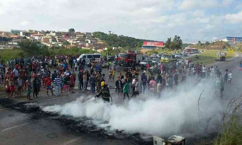 Um carro foi incendiado por populares que atearam fogo e interditaram os dois sentidos da BR-040 em Ribeiro das Neves (foto: Jair Amaral/EM/ D.A Press)