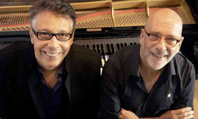 O cantor Augusto Martins e o pianista Paulo Malaguti Pauleira posam sorrindo para lanar o disco 'Como canes e epidemias' 