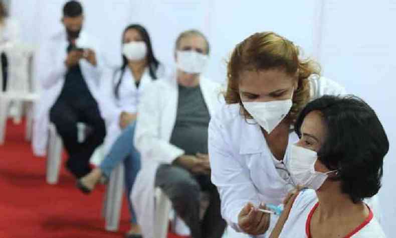 Maior parte das vacinas foi aplicada nos profissionais de sade(foto: Divulgao/Prefeitura de Araguari)