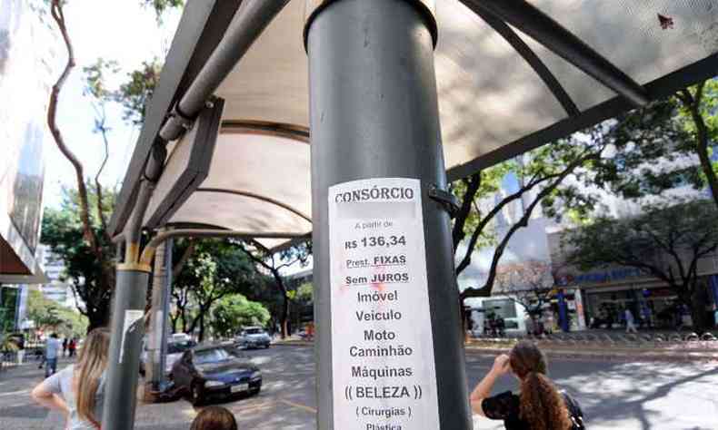 Propaganda de consrcio de carros e imveis  colocada em ponto de nibus da Getlio Vargas(foto: Jair Amaral/EM/D.A Press)