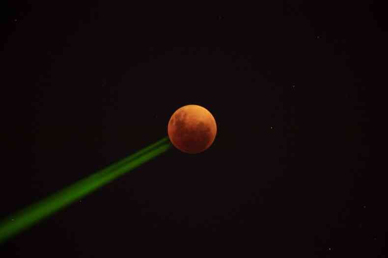 A lua no eclipse em Santiago do Chile. Um efeito da cmera deixou um rastro na imagem