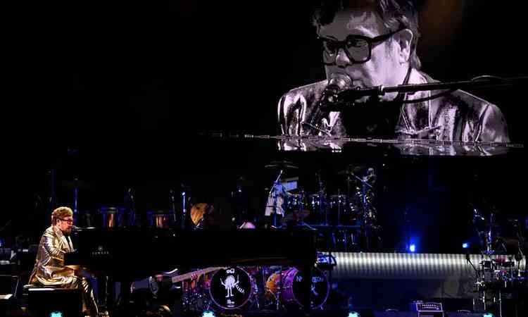 Cantor e compositor Elton John