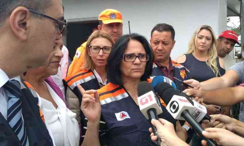 A ministra Damares Alves esteve no distrito de Crrego do Feijo, em Brumadinho, para avaliar os danos da tragdia(foto: Alexandre Guzanshe/EM/D.A.Press)