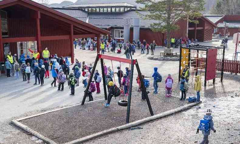 Jovens estudantes se renem no ptio de sua escola Viksen em Trondheim, na Noruega, depois que a escola foi reaberta nesta segunda-feira (27-04)(foto: Gorm Kallestad / NTB Scanpix / AFP)