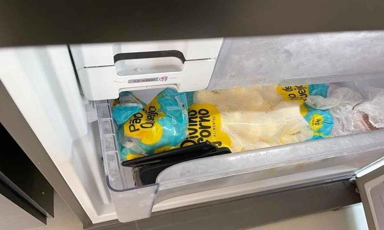 No condomínio de luxo de Capitólio, a Polícia e a Receita Federal encontraram celulares dentro de congeladores, em meio a pães de queijos congelados(foto: Polícia Civil de SP) Celulares guardados em congelador, junto com pães de queijo