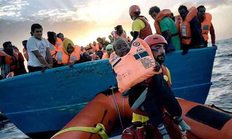 Milhares de migrantes perderam suas vidas no Mediterrneo. Outros milhares foram resgatados (foto: ARIS MESSINIS/AFP 3/10/16)