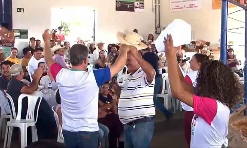 comemorao durante o leilo solidrio 