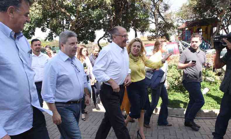 O senador Antonio Anastasia e o ex-governador de So Paulo Geraldo Alckmin visitaram creche na capital mineira na manh de sexta-feira(foto: Jair Amaral/EM/D.A Press)