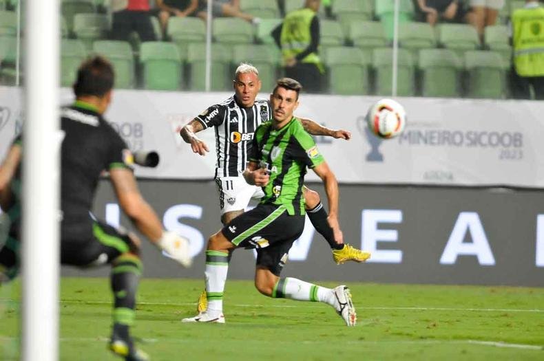 Com um jogador a menos durante grande parte do segundo tempo - Marlon foi expulso -, Coelho 'vendeu' caro a derrota para o Atlético no primeiro jogo da final do Mineiro(foto: Alexandre Guzanshe/EM/D.A. Press ) Com um jogador a menos durante grande parte do segundo tempo - Marlon foi expulso -, Coelho 'vendeu' caro a derrota para o Atlético no primeiro jogo da final do Mineiro