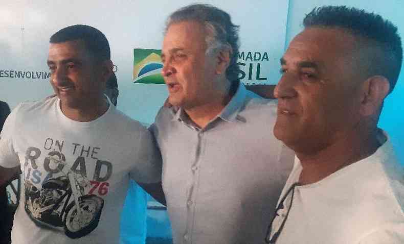 Foto mostra Aecio Neves com lideranças