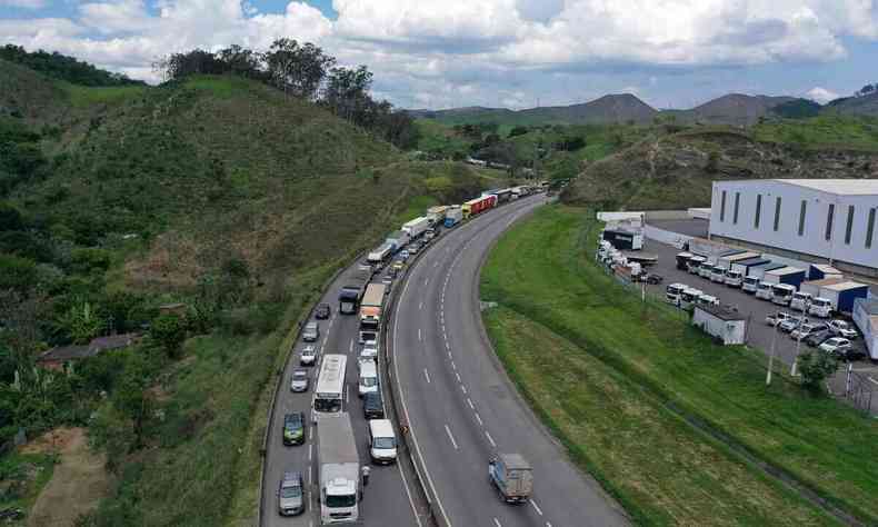 Aerial view showing one way of the Via Dutra BR-116 highway with heavy traffic between Rio de Janeiro and Sao Paulo, in Barra Mansa in the Brazilian state of Rio de Janeiro, on October 31, 2022, during a blockage as an apparent protest by truck drivers and other demonstrators over far-right President Jair Bolsonaro's defeat in the presidential run-off election. Truckers and other protesters on Monday blocked some highways in Brazil in an apparent protest over the electoral defeat of Bolsonaro to leftist Luiz Inacio Lula da Silva, authorities said.