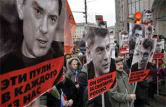 Apoiadores da oposio na Rssia carregam cartazes de Boris Nemtsov durante marcha feita em Moscou no comeo de maro (foto: AFP PHOTO / YURI KADOBNOV )