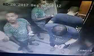 Cmeras flagraram suspeitos em elevador, ao lado da vtima (direita)(foto: Polcia Civil/Divulgao)