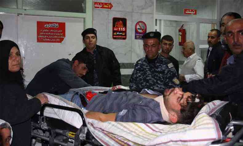 Homem ferido no terremoto  socorrido em hospital de Suleimaniya(foto: SHWAN MOHAMMED / AFP)