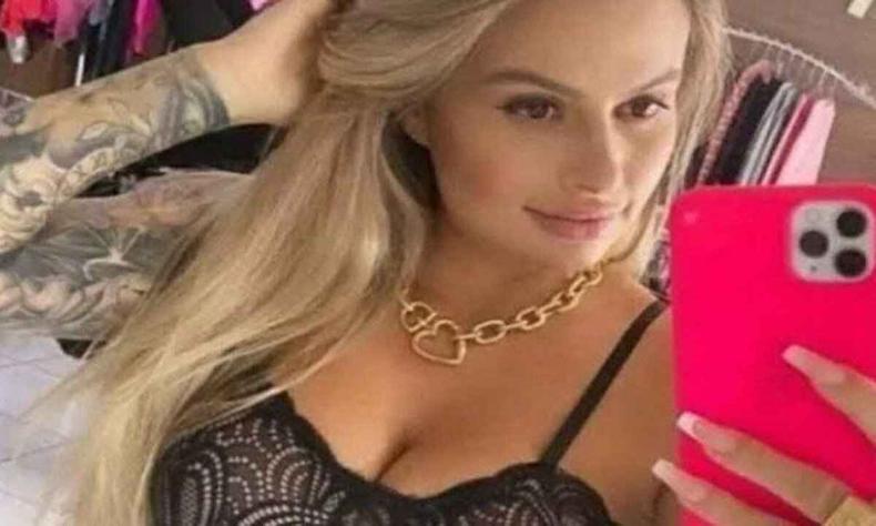 Camila usando um celular para tirar uma foto