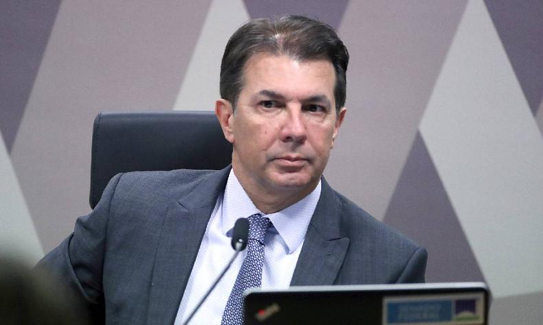 Arthur Maia, de treno cinza escuro, camisa branca e gravata cinza claro, sentado à mesa da CPMI do 8/1