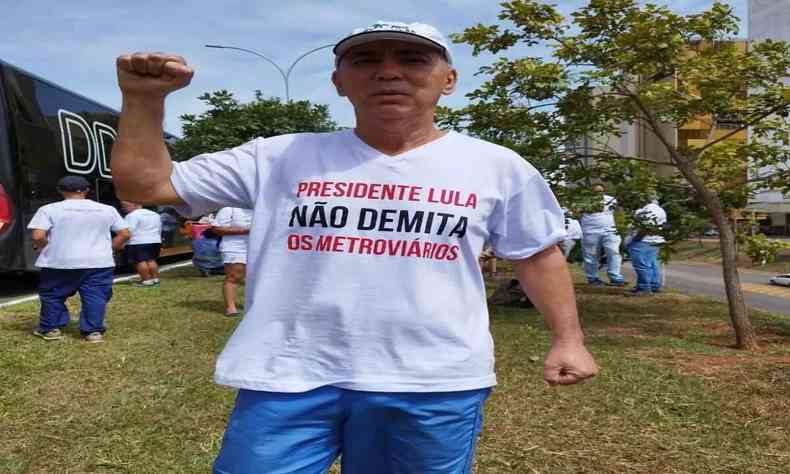 Metrovirios com camisa escrita 'Presidente Lula no demita os metrovirios'