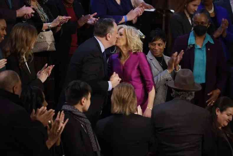 Esposa de Biden e marido de Kamala se cumprimentam com beijo na boca