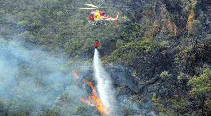 Helicptero dos bombeiros combate chamas no Jambreiro: militares tiveram trabalho para conter labaredas(foto: Paulo Filgueiras/EM/D.A Press)