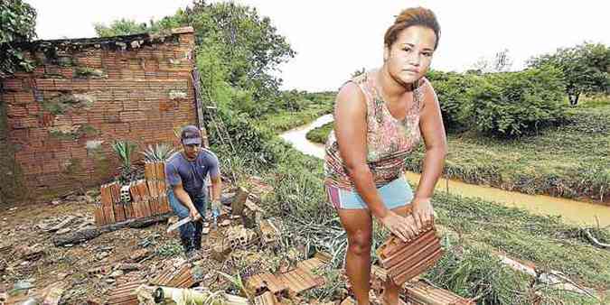 Costureira Wendy Rodrigues e o marido tentam reconstruir o barraco, derrubado domingo pelas guas do Crrego Melancias(foto: Slon Queiroz/Esp.EM)