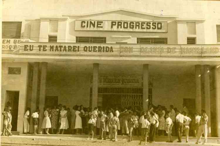 Pessoas em frente ao Cine Progresso, no Padre Eustquio, no dia de sua inaugurao