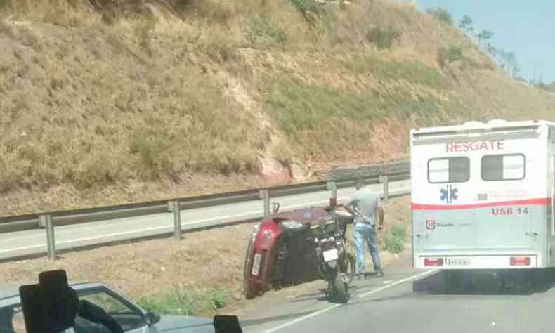 Um veculo caiu no canteiro central da rodovia(foto: Reproduo/WhatsApp)