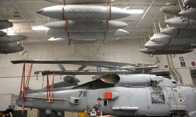 Helicóptero Seahawk embarcado no navio de guerra Theodore Roosevelt(foto: Ted Aljibe/AFP) Helicóptero Seahawk embarcado no navio de guerra Theodore Roosevelt(foto: Ted Aljibe/AFP)