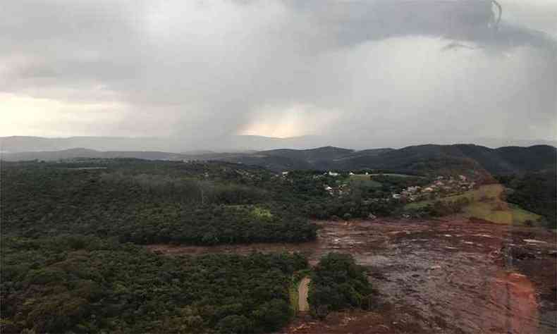 Chuva que comeou na madrugada oferece riscos s equipes que trabalham nas buscas(foto: Corpo de Bombeiros/Divulgao)
