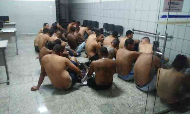 Torcedores presos foram encaminhados para delegacia de planto de Sete Lagoas(foto: Polcia Militar/Divulgao)