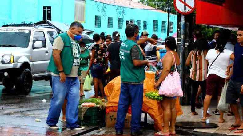 Agentes da prefeitura fiscalizam aglomerao: reduo da adeso  quarentena no fim de abril est ligada a exploso de casos e mortes em maio(foto: Marcos Moura/Prefeitura de Fortaleza)