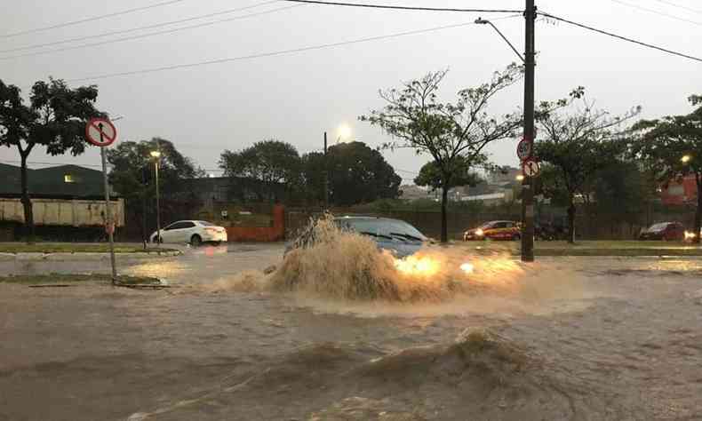 Chuva no Bairro Novo Riacho, em Contagem, na Grande BH(foto: Jorge Lopes/EM/D.A. Press)