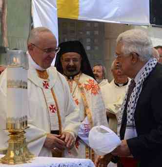 Francisco conversa com Mahmud Abbas; papa pediu paz na regio(foto: THAER GHANAIM / PPO / AFP)