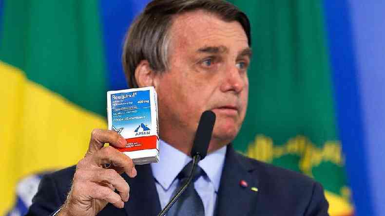 Bolsonaro com caixa de cloroquina, em foto de setembro de 2020; o chamado 'kit covid' tem sido apontado como prejudicial ao tratamento da covid-19(foto: Carolina Antunes/PR)