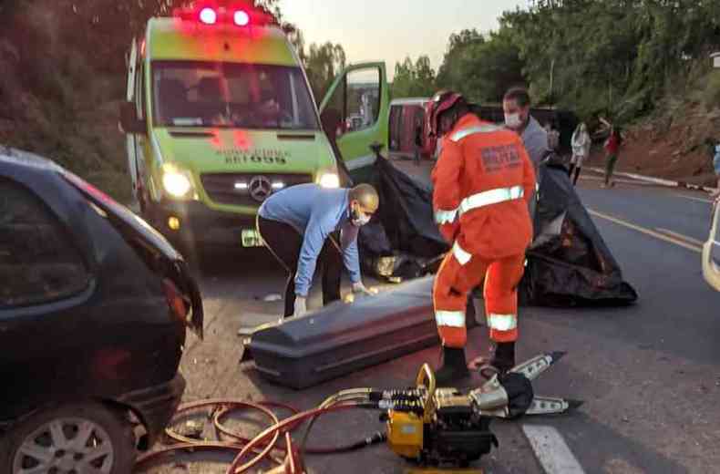 Bombeiros utilizaram ferramentas pneumáticas para libertar passageiros feridos do ônibus. Condutor do carro morreu na foto uma ambulância e o rabecão com caixão acidente na BR-135 km573 em Corinto