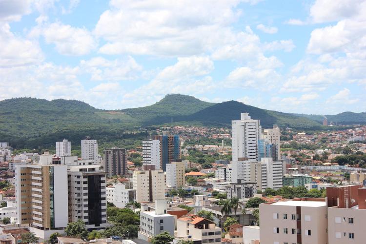 Vista de Montes Claros, com Morro Dois Irmos ao fundo