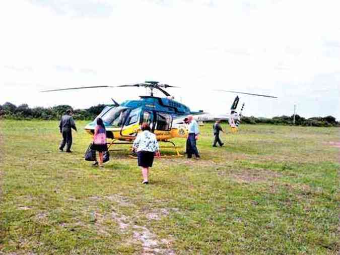 A ministra (de costas) embarca no helicptero em Laguna (SC) (foto: Reproduo)