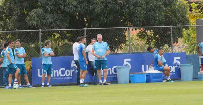 Abel Braga conversou muito com o volante Henrique no ltimo treino do Cruzeiro antes de enfrentar o Fluminense(foto: Juarez Rodrigues/EM/D.A Press)