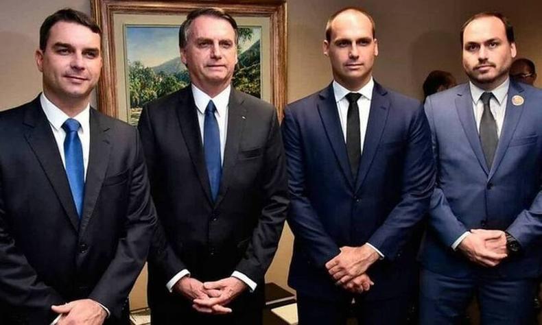 Filhos do presidente saíram em defesa de Jair Bolsonaro(foto: Redes Sociais/Reprodução) Flávio, Jair, Eduardo e Carlos Bolsonaro