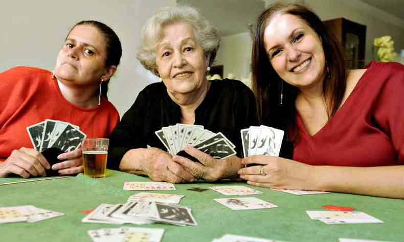 Maria Tolentino gosta de jogar baralho com as filhas Carla e Thas, com quem est passando o perodo de quarentena