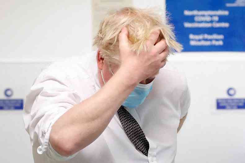Boris Johnson coça a cabeça em visita a centro de vacinação na Inglaterra