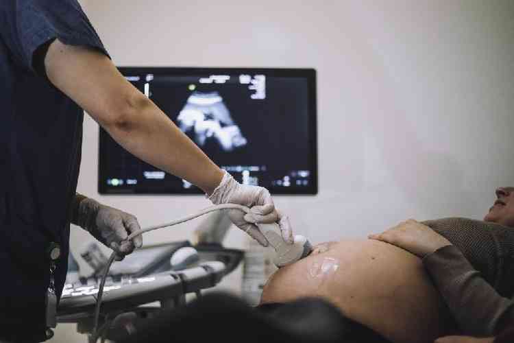Grvida faz exame de ultrassom