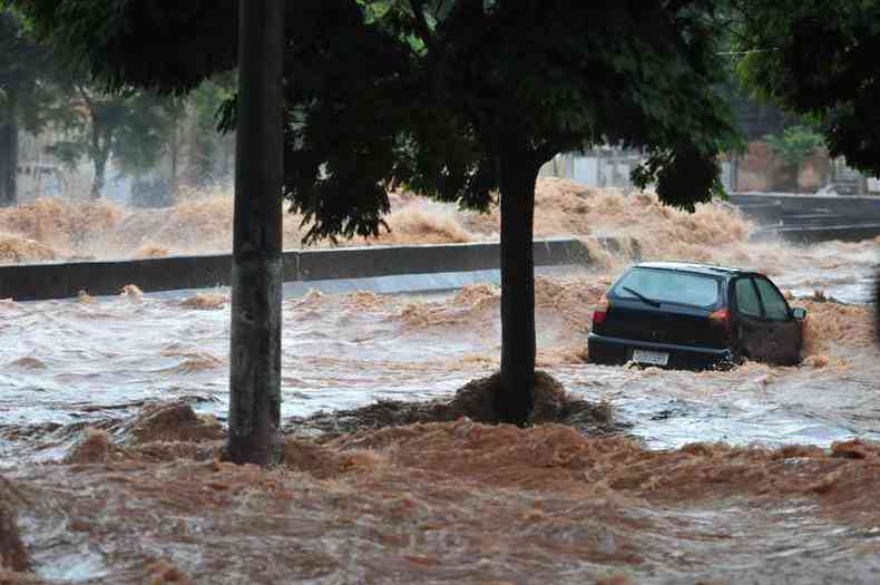 Tereza Cristina inundada durante as chuvas de janeiro na capital mineira: mais de 50 pessoas morreram e milhares ficaram desabrigadas em todo o estado no perodo(foto: Gladyston Rodrigues/EM/D.A Press - 19/1/20)