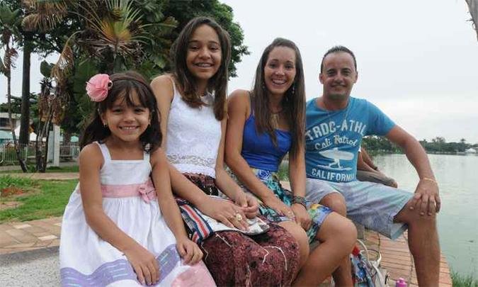 Depois de 10 anos, Isabela voltou à Pampulha para assistir aos fogos, ao lado do marido, Frederico, da irmã, Gabriela, e da filha, Ana Clara(foto: Túlio Santos/EM/D. A. Press) Depois de 10 anos, Isabela voltou à Pampulha para assistir aos fogos, ao lado do marido, Frederico, da irmã, Gabriela, e da filha, Ana Clara(foto: Túlio Santos/EM/D. A. Press)